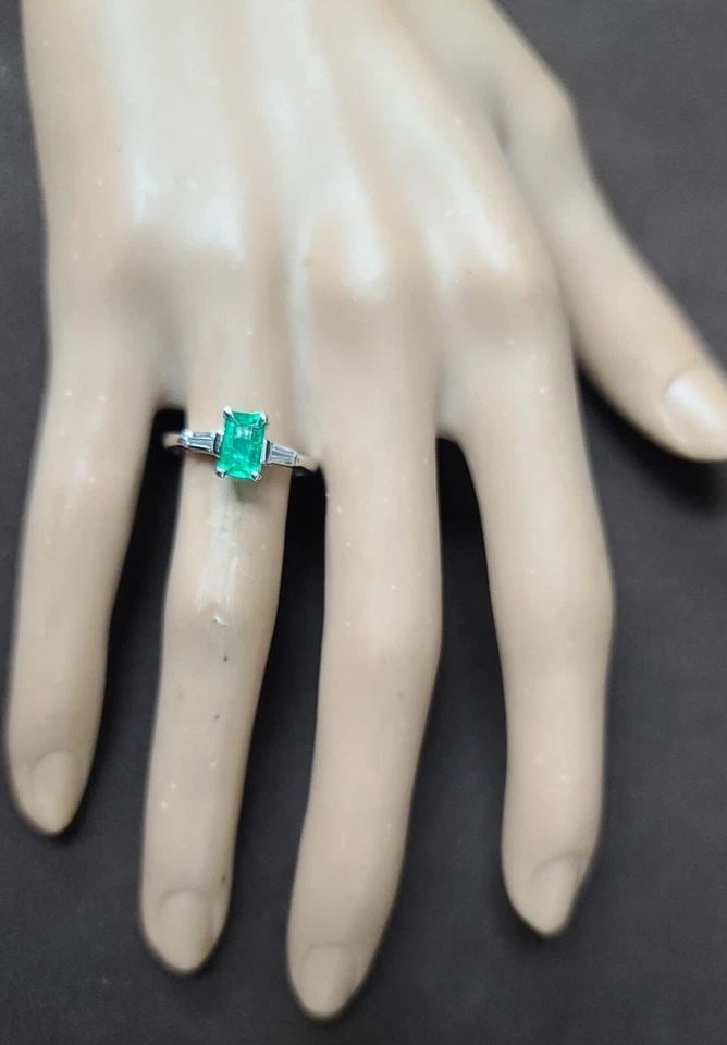 14K WHITE GOLD ENGAGEMENT RING 0.65CT.NATURAL COLOMBIA EMERALD RECTANGULAR SHAPE: 14K WHITE GOLD ENGAGEMENT RING 0.65CT.NATURAL COLOMBIA EMERALD RECTANGULAR SHAPE This stunning 14K white gold engagement ring features a beautiful natural Colombia emerald in a rectangular shape. The 
