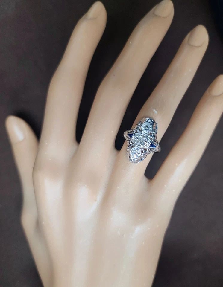 18K WHITE GOLD ART DECO FILIGREE RING 0.55CT OLD MINE CUT ROUND DIAMOND: 18K WHITE GOLD ART DECO FILIGREE RING 0.55CT OLD MINE CUT ROUND DIAMOND Gorgeous Vintage art deco filigree 18k white gold ring natural old mine cut Diamond circ 1930's Set three center old mine cut na