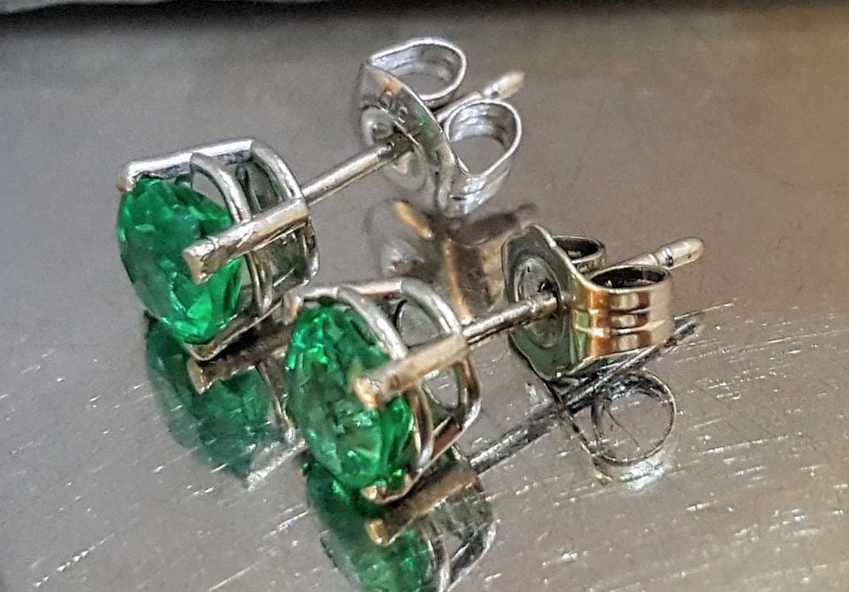 14K WHITE GOLD NATURAL 0.95CT.NATURAL GREEN EMERALD STUDS EARRINGS: 14K WHITE GOLD NATURAL 0.95CT. GREEN COLOMBIA EMERALD STUDS EARRINGS 14K white gold STUDS EARNINGS . NATURAL GREEN COLOMBIA EMERALD 0.95carat total weight SIZE 5MM ROUND shape QUALITY IS VERY NICE ,NI