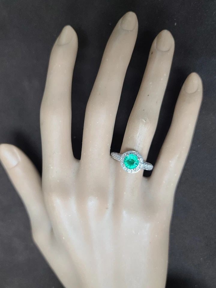 VINTAGE 18K WHITE GOLD ENGAGEMENT RING 1.02CT. ROUND GEM GREEN EMERALD: VINTAGE 18K WHITE GOLD ENGAGEMENT RING 1.02CT. ROUND GEM GREEN EMERALD This vintage engagement ring boasts a beautiful 1.02ct round green gemstone set in 18k white gold. The prong setting style holds 