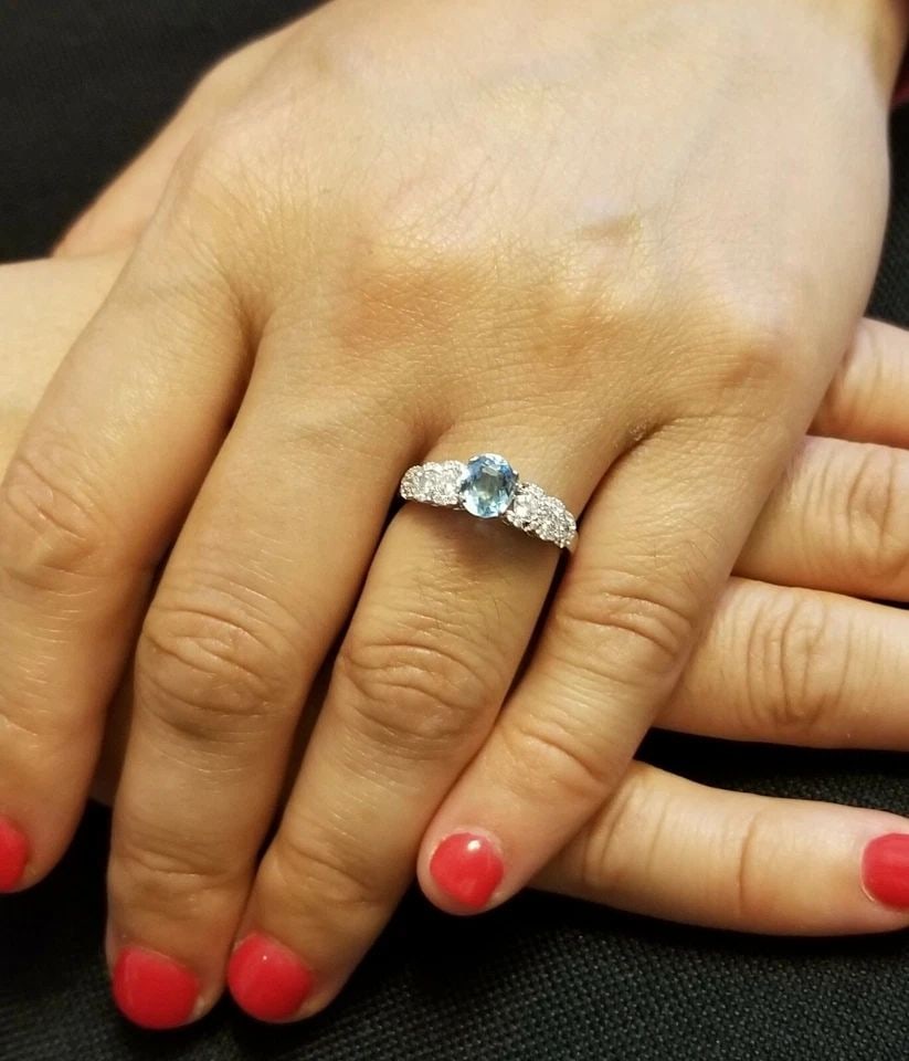 18K WHITE GOLD ENGAGEMENT RING 1.00CT. NATURAL SKY BLUE AQUAMARINE OVAL SHAPE: 18K WHITE GOLD ENGAGEMENT RING 1.00CT. NATURAL SKY BLUE AQUAMARINE OVAL SHAPE 18k White gold ring , center natural gem blue aquamarine oval shape weight 1.00ct. size 6.5x5.5mm sparkly stone,lively,nic