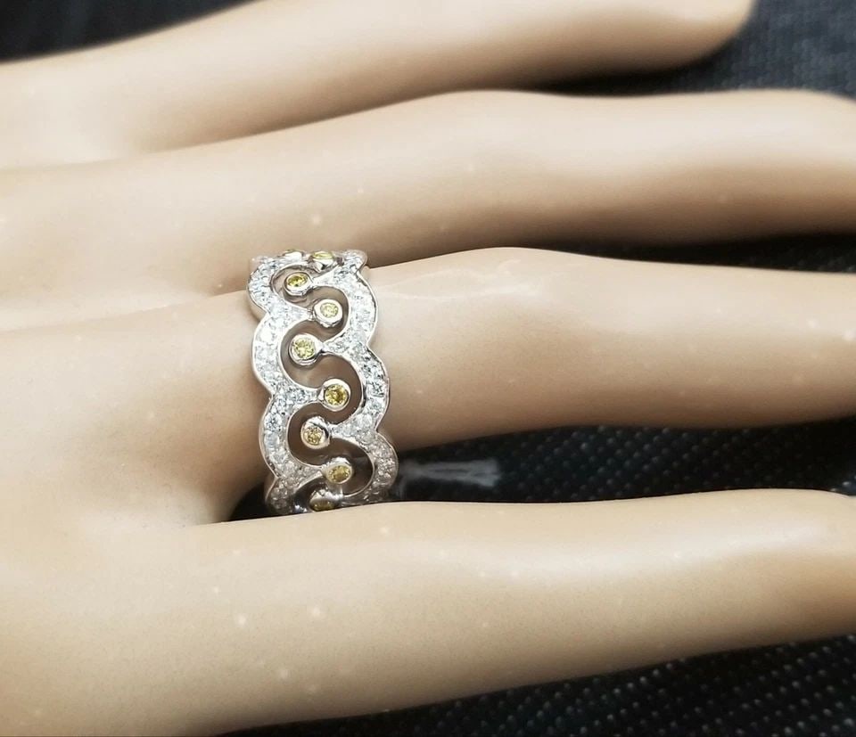 18K WHITE GOLD RING 1.12CT NATURAL DIAMOND SI1: 18K WHITE GOLD RING 1.12CT NATURAL DIAMOND SI1 GORGEOUS 18k WHITE GOLD ring side set natural white and yellow diamonds total weight 1.22ct SI1-H beautiful setting ,very lively diamonds .white bright s