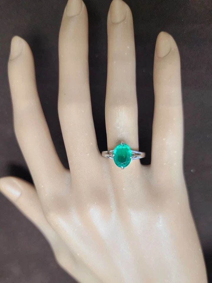 VINTAGE 18K WHITE GOLD ENGAGEMENT RING 2.05CT.LAB GROWN GEM EMERALD OVAL CUT: VINTAGE 18K WHITE GOLD ENGAGEMENT RING 2.05CT. GREEN COLOMBIA EMERALD GORGEOUS vintage 18k white gold emerald ring circ 1930's center green lab grown emerald in oval shape weight 2.05ct. size 9x7mm ni