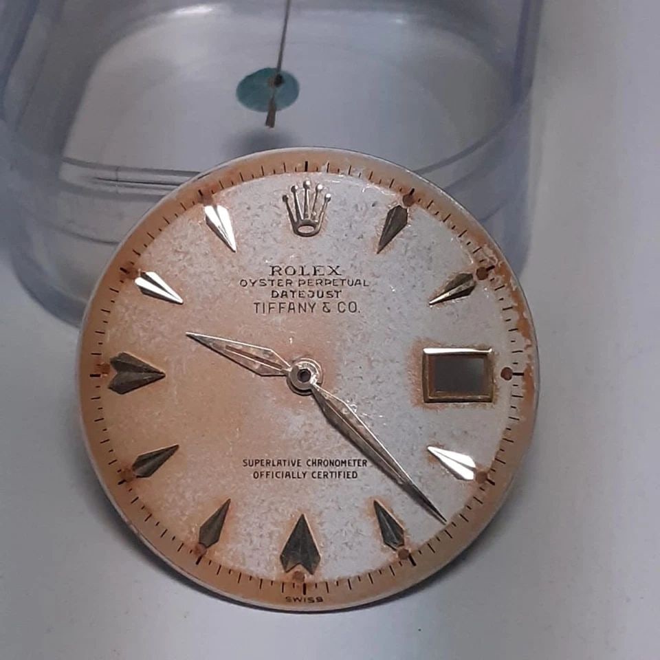 VINTAGE ROLEX DATEJUST TIFFANY & CO DIAL 50'S 28 MM GOLD MARKERS: VINTAGE ROLEX DATEJUST TIFFANY & CO DIAL 50'S 28 MM GOLD MARKERS Manufacturer Rolex Reference Number Tiffany Additional Keywords Vintage 50s , OVELLONE GOLD MARKERS WITH ORIGINAL HANDS Diameter 28 mm 