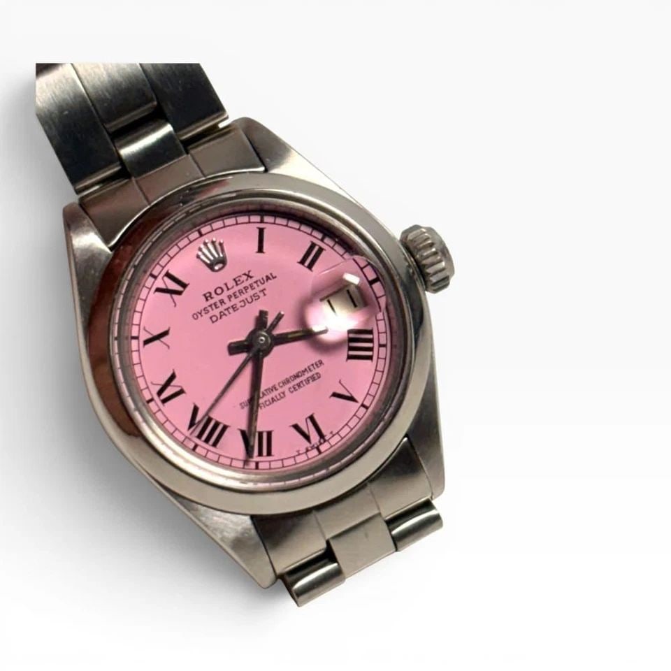 ROLEX LADIES DATEJUST 26 MM STEEL CANDY PINK ROMAN DIAL WATCH 6916 CIRCA 1973: ROLEX LADIES DATEJUST 26 MM STEEL CANDY PINK ROMAN DIAL WATCH 6916 CIRCA 1973 Manufacturer Rolex Category Ladies Datejust Reference Number 6916 Band Stainless Steel Band Color Steel Band Type Oyster B