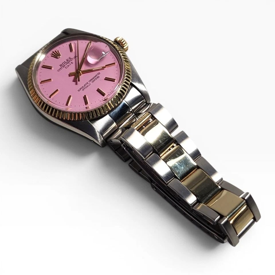 ROLEX DATE 34 MM TWO TONE CANDY PINK DIAL OYSTER AUTOMATIC WATCH 1500 CIRCA 1978: ROLEX DATE 34 MM TWO TONE CANDY PINK DIAL OYSTER AUTOMATIC WATCH 1500 CIRCA 1978 Manufacturer Rolex Category Mens Date 34mm Subcategory Plastic Crystal Non Quick Reference Number 1500 Band Steel ,Yell