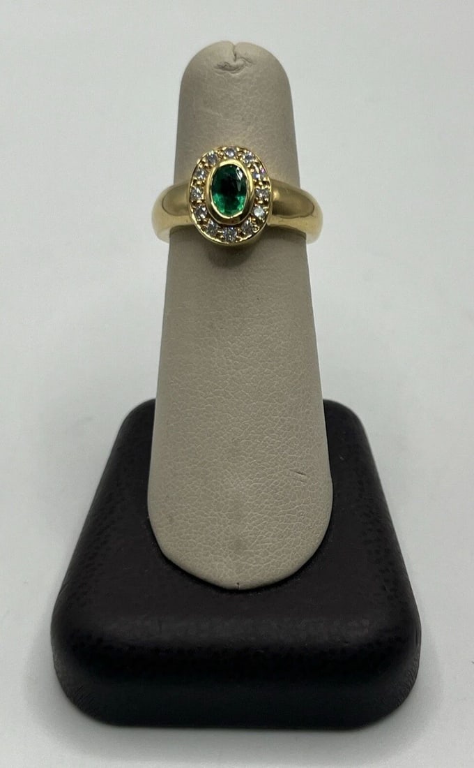 14KT YELLOW GOLD, GREEN SAPPHIRE, & DIAMOND RING SIZE 6.5: 14KT YELLOW GOLD, GREEN SAPPHIRE, & DIAMOND RING SIZE 6.5 14KT YELLOW GOLD, GREEN SAPPHIRE, & DIAMOND RING SIZE 6.5 This stunning ring is crafted from 14KT yellow gold and features a beautiful green s