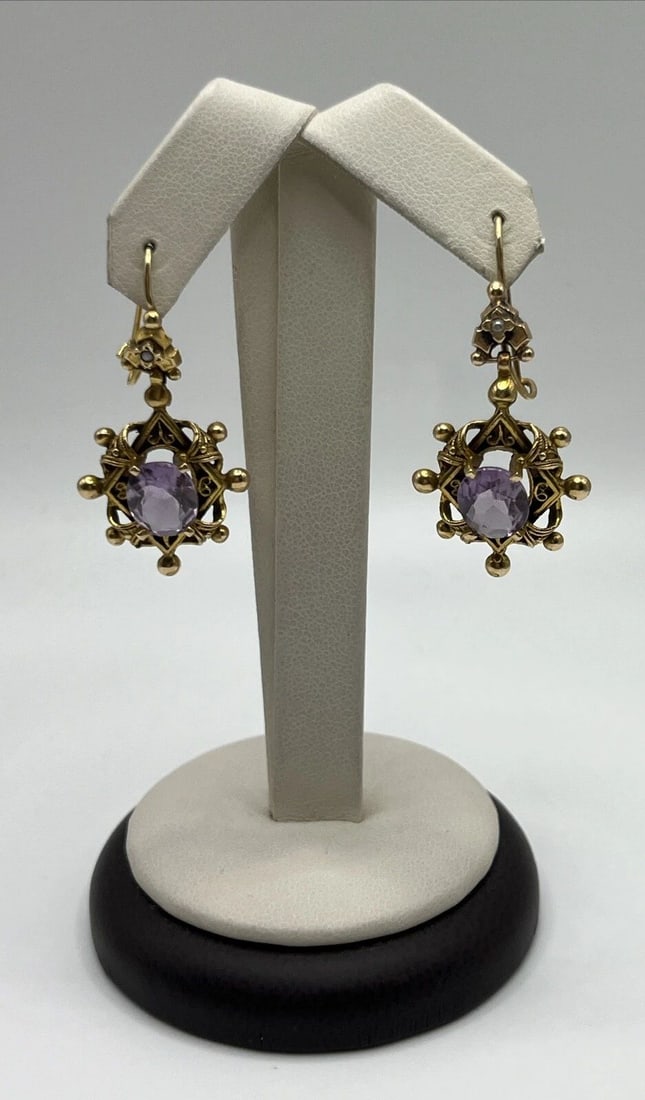 14KT YELLOW GOLD AND LIGHT PURPLE STONE DANGLE EARRINGS: 14KT YELLOW GOLD AND LIGHT PURPLE STONE DANGLE EARRINGS 14KT YELLOW GOLD AND LIGHT PURPLE STONE DANGLE EARRINGS Add a touch of elegance to your ensemble with these stunning 14KT yellow gold dangle/dro