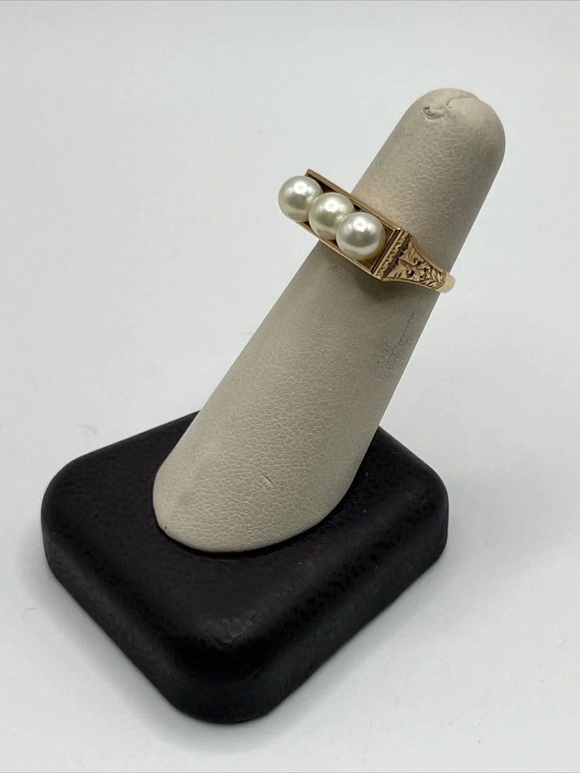 ANTIQUE 14KT YELLOW GOLD & PEARL SIZE 6 RING: ANTIQUE 14KT YELLOW GOLD & PEARL SIZE 6 RING ANTIQUE 14KT YELLOW GOLD & PEARL SIZE 6 RING Own a piece of history with this stunning antique ring. Crafted from 14KT yellow gold, this ring features 3 be