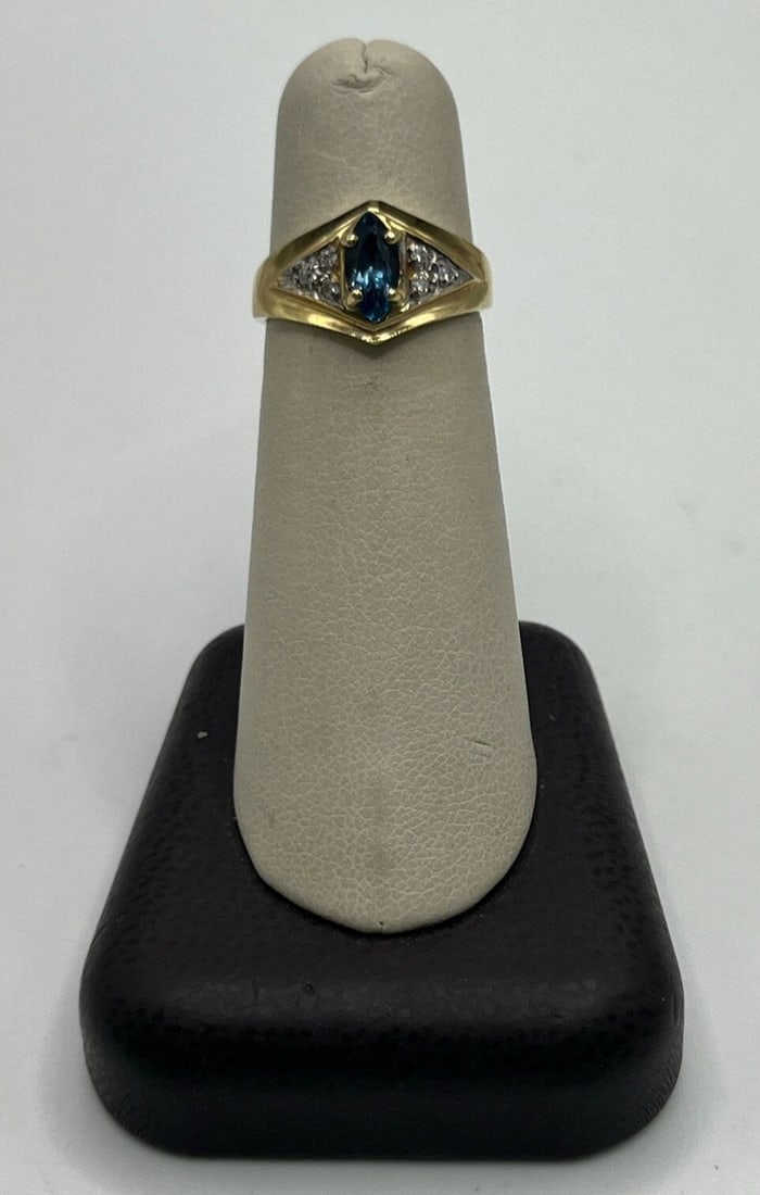 14KT YELLOW & WHITE GOLD RING WITH DIAMONDS & SAPPHIRE SIZE 5.5: 14KT YELLOW & WHITE GOLD RING WITH DIAMONDS & SAPPHIRE SIZE 5.5 14KT YELLOW & WHITE GOLD RING WITH DIAMONDS & SAPPHIRE SIZE 5.5 This stunning 14KT ring features a beautiful combination of yellow and w