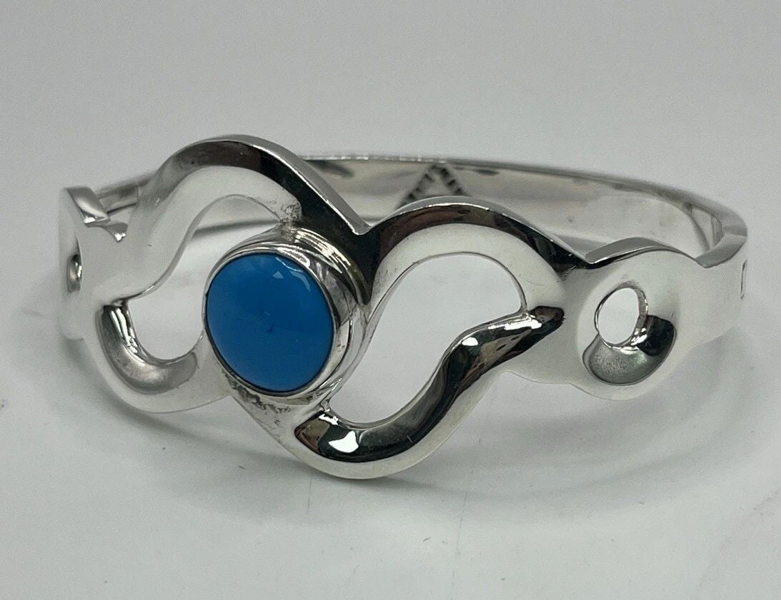 STERLING SILVER & TURQIOUSE BANGLE BRACELET (MEXICO): STERLING SILVER & TURQIOUSE BANGLE BRACELET (MEXICO) STERLING SILVER & TURQIOUSE BANGLE BRACELET (MEXICO) Add a pop of color to your jewelry collection with this stunning Mexican Sterling Silver Bangl