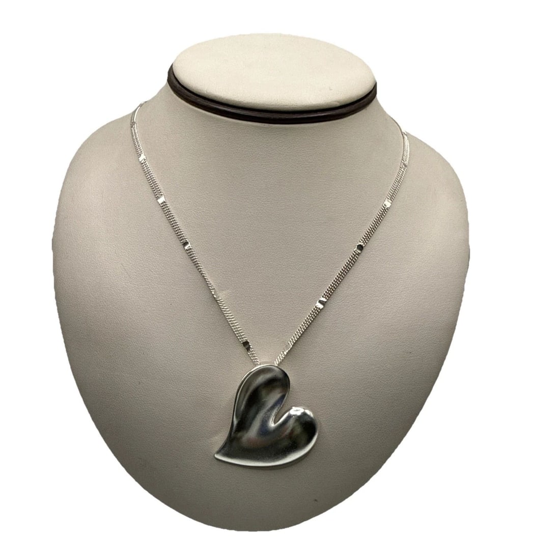 20" DOUBLE STERLING SILVER CHAIN WITH LARGE HEART BY TANDEM 25.8 GRAMS: 20" DOUBLE STERLING SILVER CHAIN WITH LARGE HEART BY TANDEM 25.8 GRAMS The product is a 20" double sterling silver chain with a large heart pendant by Tandem. Made of high-quality 925 sterling silver,