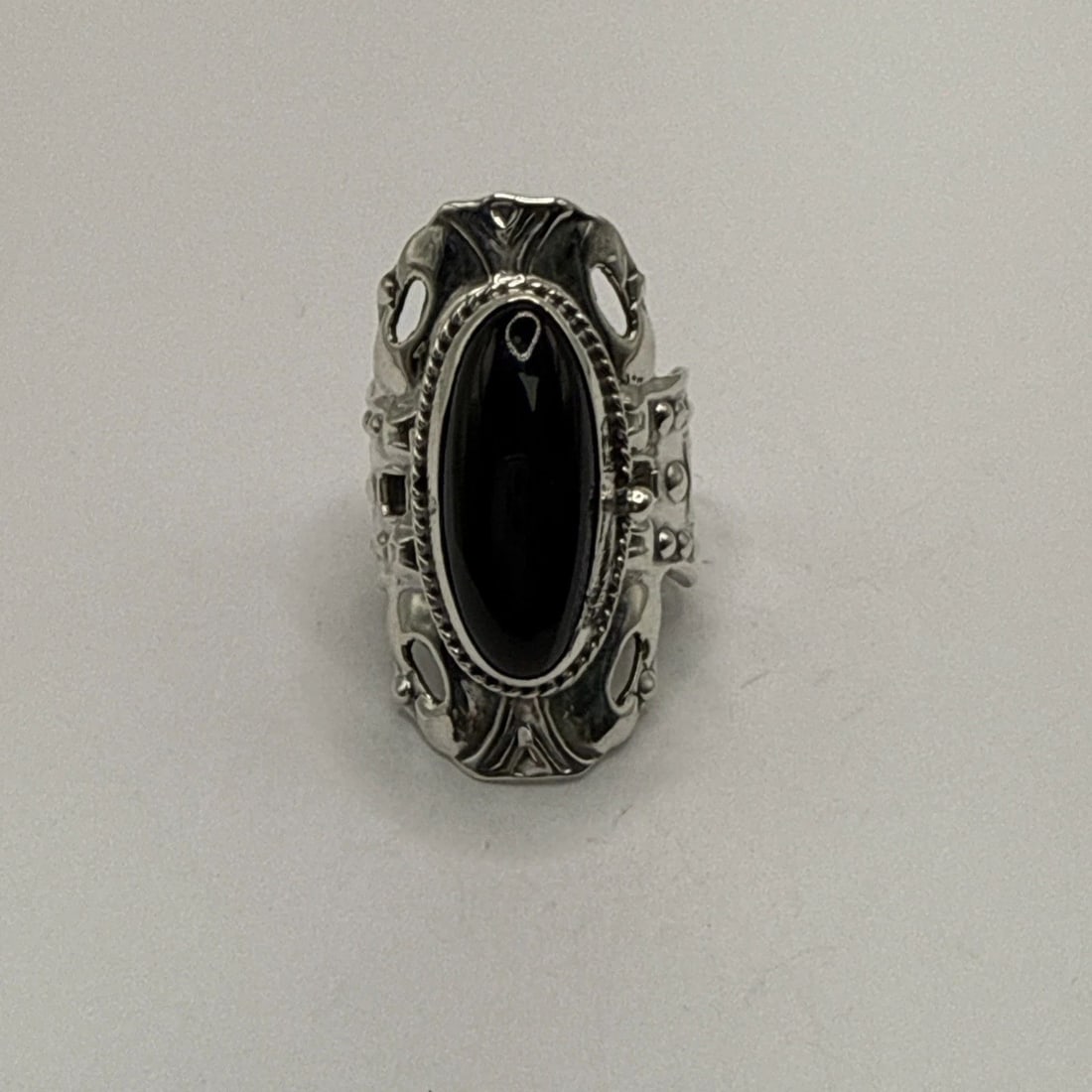 TAXCO STERLING SILVER POISION RING WITH BLACK ONYX - ADJUSTABLE SIZE: TAXCO STERLING SILVER POISION RING WITH BLACK ONYX - ADJUSTABLE SIZE TAXCO STERLING SILVER POISION RING WITH BLACK ONYX - ADJUSTABLE SIZE Discover the sleek elegance of this Taxco sterling silver ring