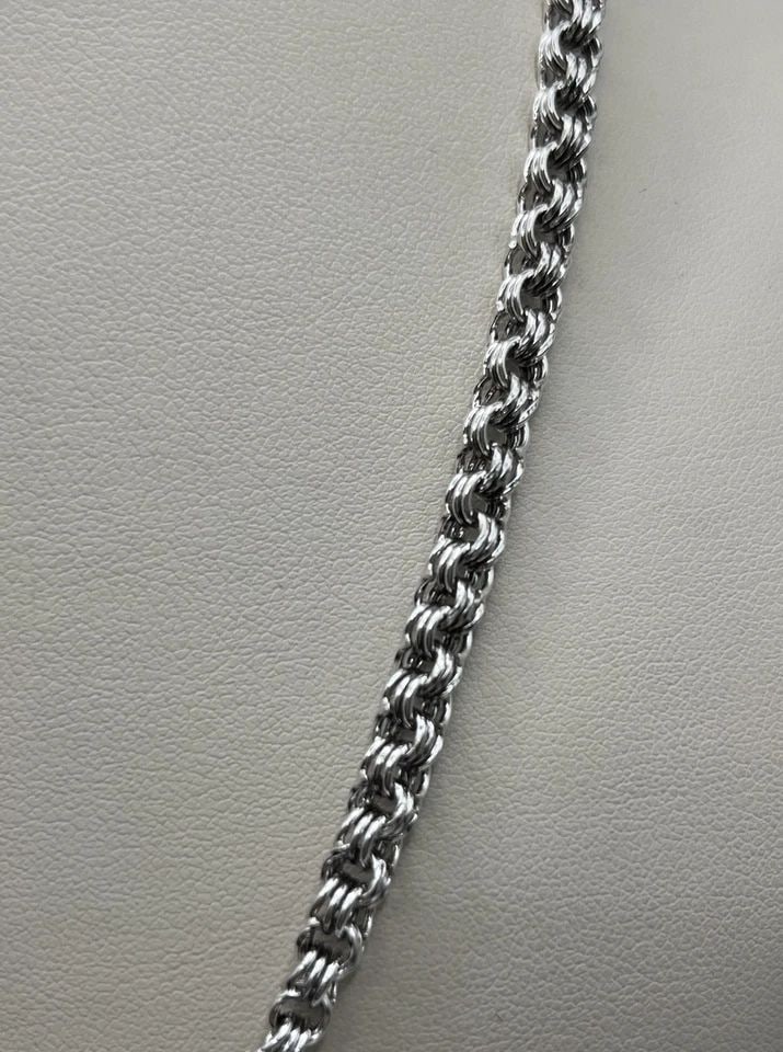 18" CIRCLE LINK STERLING SILVER NECKLACE 21.1 GRAMS: 18" CIRCLE LINK STERLING SILVER NECKLACE 21.1 GRAMS 18" CIRCLE LINK STERLING SILVER NECKLACE 21.1 GRAMS This beautiful necklace is made of sterling silver with a circle link design. It is 18 inches lo