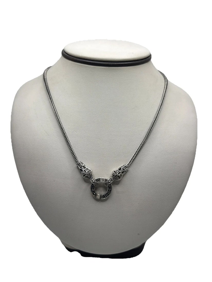 925 & MARCASITE "O" RING CONNECTOR 24" NECKLACE 20 G: 925 & MARCASITE "O" RING CONNECTOR 24" NECKLACE 20 G This 925 sterling silver "O" ring connector necklace features a bold statement design with a marcasite accent. The 24" length and 20 gram weight ma