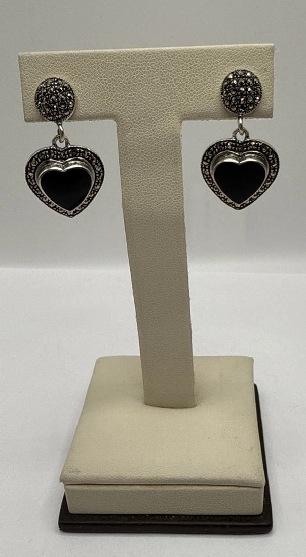 VINTAGE ART DECO STERLING SILVER, MARCASITE & BLACK ONYX HEART DANGLE EARRINGS: VINTAGE ART DECO STERLING SILVER, MARCASITE & BLACK ONYX HEART DANGLE EARRINGS VINTAGE ART DECO STERLING SILVER, MARCASITE & BLACK ONYX HEART DANGLE EARRINGS These vintage Art Deco earrings feature he