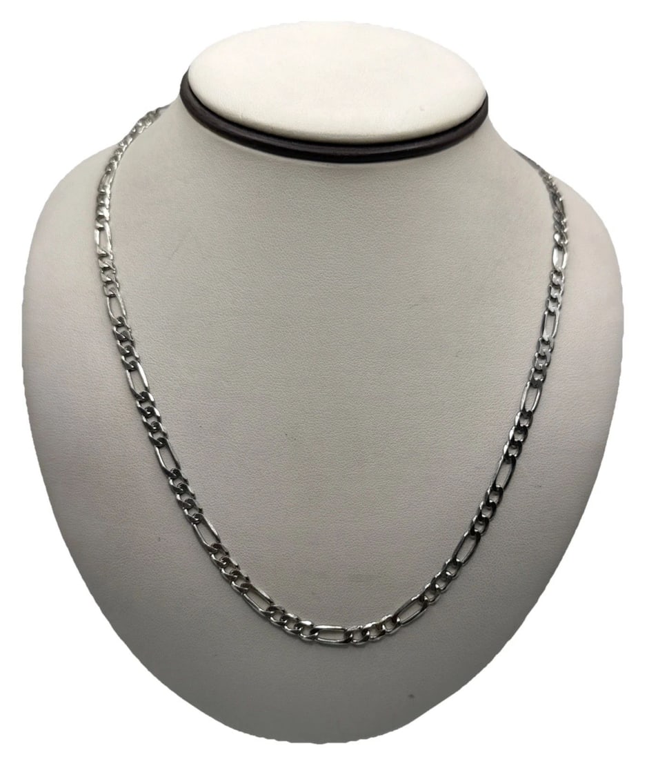 22" STERLING SILVER FIGARO CHAIN NECKLACE 15.3 GRAMS: 22" STERLING SILVER FIGARO CHAIN NECKLACE 15.3 GRAMS This 22" Sterling Silver Figaro Chain Necklace weighs 15.3 grams and features a classic chain style with a Figaro design. Made from 925 sterling si