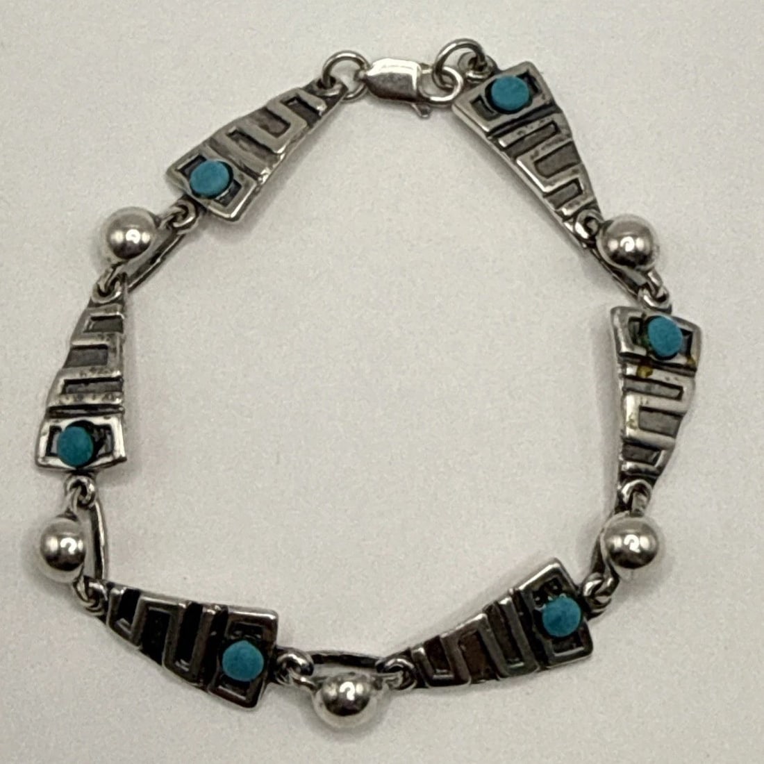 MODERNIST STERLING SILVER TURQUOISE LINK 7" BRACELET 11.6 GRAMS: MODERNIST STERLING SILVER TURQUOISE LINK 7" BRACELET 11.6 GRAMS This modernist sterling silver turquoise link bracelet is a unique piece of jewelry that features a vibrant blue turquoise stone set in 