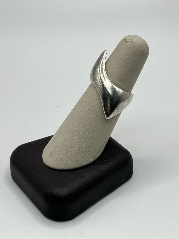 STERLING SILVER TWO POINT RING SIZE 6.75 FROM MEXICO: STERLING SILVER TWO POINT RING SIZE 6.75 FROM MEXICO STERLING SILVER TWO POINT RING SIZE 6.75 FROM MEXICO This beautiful ring is crafted from high-quality sterling silver, making it a durable and long
