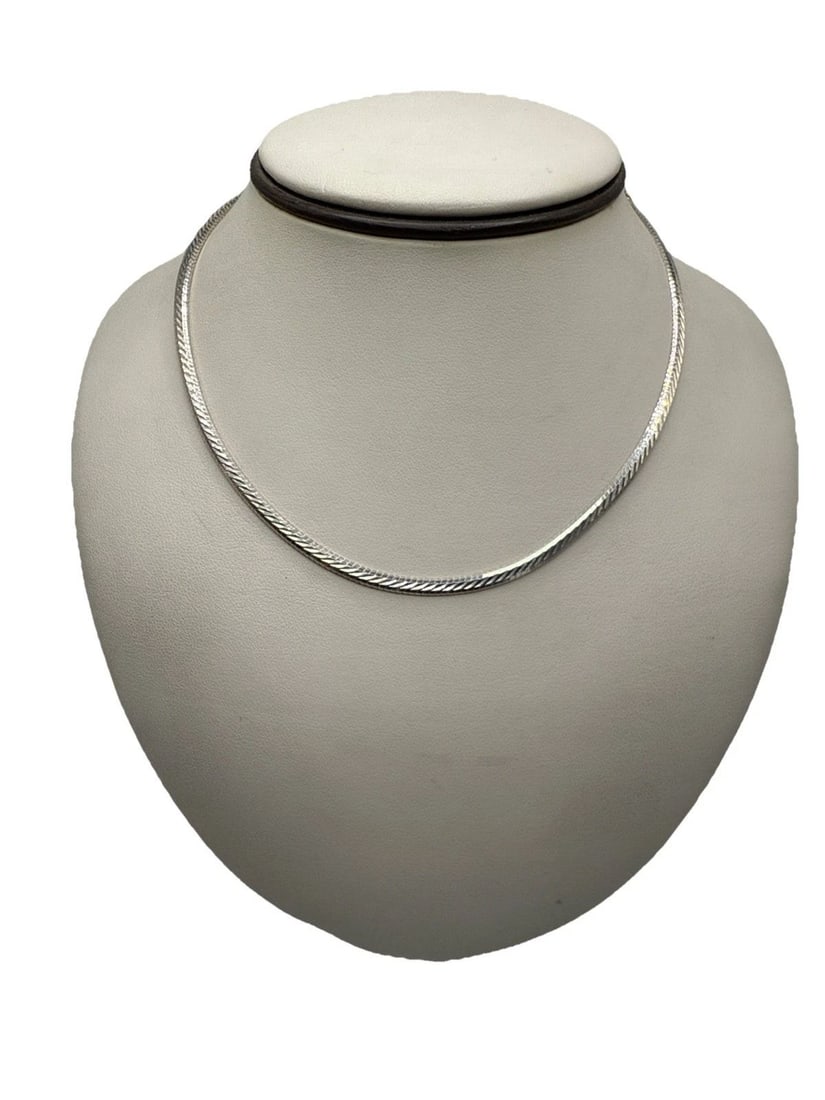 15" STERLING SILVER OMEGA CHAIN 11.7 GRAMS: 15" STERLING SILVER OMEGA CHAIN 11.7 GRAMS This product is a 15" sterling silver omega chain, weighing 11.7 grams. The necklace features a classic chain style with a high-quality metal purity of 925 s