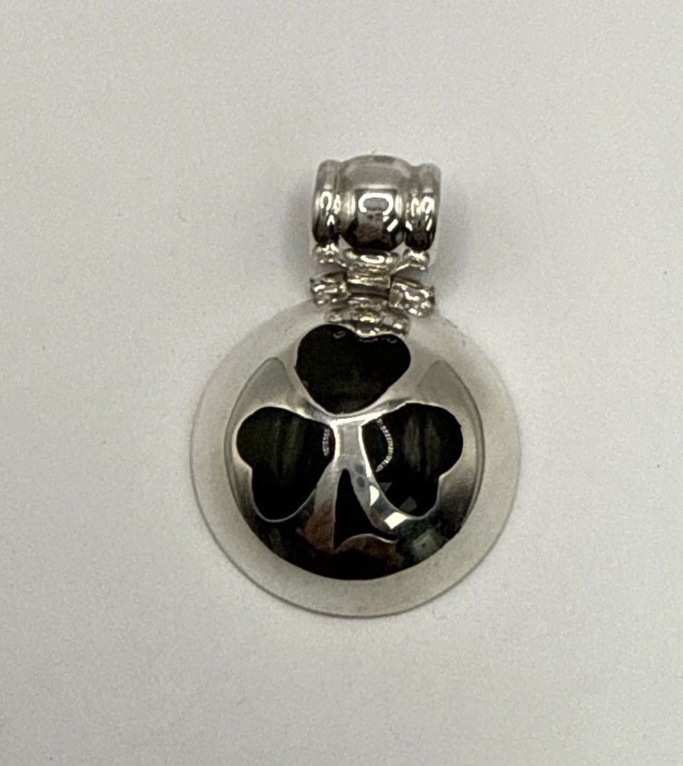 STERLING SILVER CLOVER PENDANT 9.7 GRAMS: STERLING SILVER CLOVER PENDANT 9.7 GRAMS The Sterling Silver Clover Pendant is a beautiful piece of fine jewelry weighing 9.7 grams. Made of high-quality sterling silver with a purity of 950, this pen