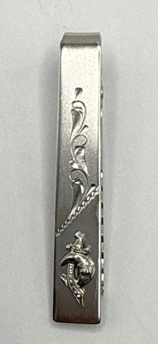 STERLING SILVER 7.6 GRAMS MARVEL TIE BAR: STERLING SILVER 7.6 GRAMS MARVEL TIE BAR STERLING SILVER 7.6 GRAMS MARVEL TIE BAR Accessorize with the Marvel Tie Bar, a sophisticated addition to any gentleman's attire. Crafted from high-quality ste