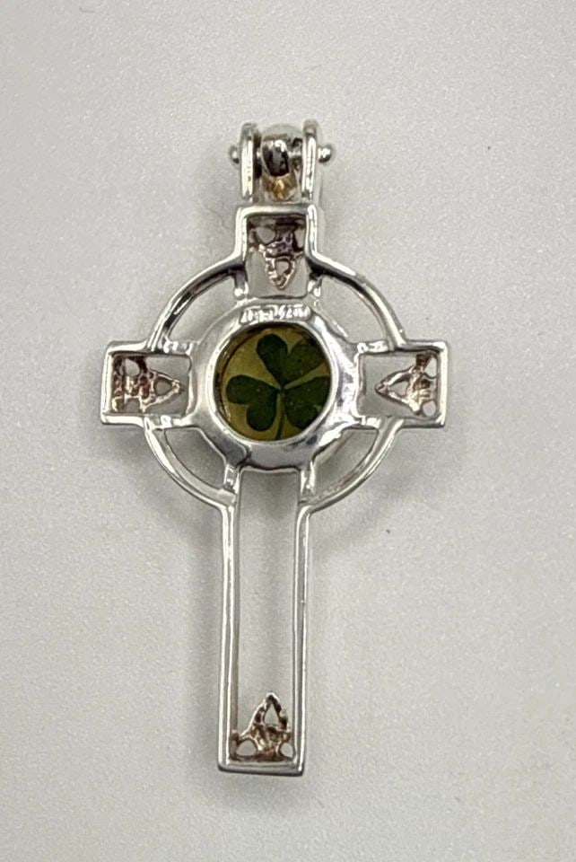 SILVER CROSS WITH CLOVER LEAF INSIDE (MADE IN IRELAND) 3.2 GRAMS (1 of 1)