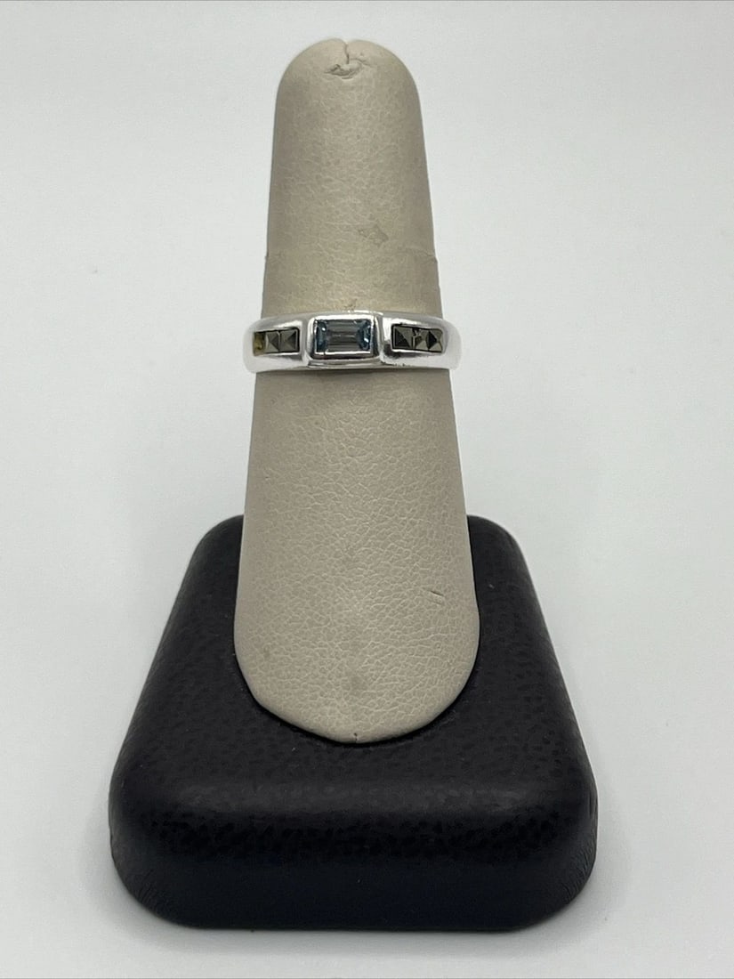STERLING SILVER, LIGHT BLUE AND YELLOW SIZE 8 RING: STERLING SILVER, LIGHT BLUE AND YELLOW SIZE 8 RING STERLING SILVER, LIGHT BLUE AND YELLOW SIZE 8 RING This beautiful ring is made of high-quality 925 silver and features stunning blue and yellow stone