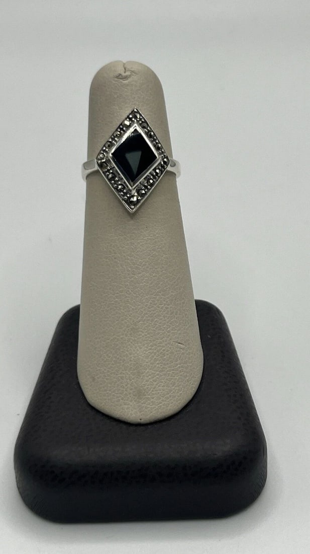 STERLING SILVER & BLACK ONYX RING SIZE 5.75: STERLING SILVER & BLACK ONYX RING SIZE 5.75 STERLING SILVER & BLACK ONYX RING SIZE 5.75 This elegant ring is crafted from high-quality sterling silver and features a striking black onyx stone. The rin