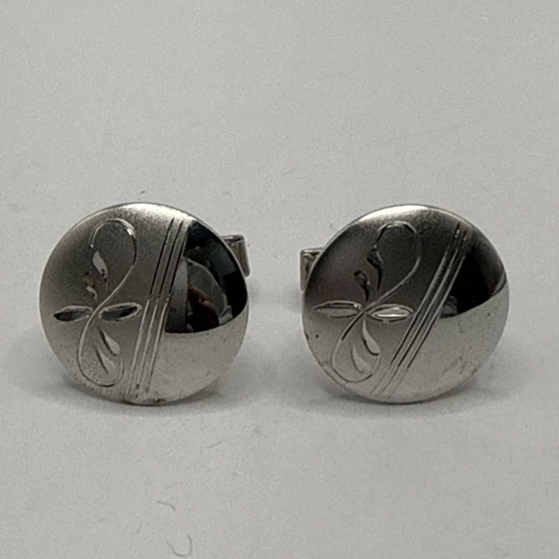 STERLING SILVER TEXTURED CIRCLE CUFFLINKS 7.4 GRAMS: STERLING SILVER TEXTURED CIRCLE CUFFLINKS 7.4 GRAMS These Sterling Silver Textured Circle Cufflinks are a stylish accessory for men who appreciate quality and sophistication. Made with 7.4 grams of st