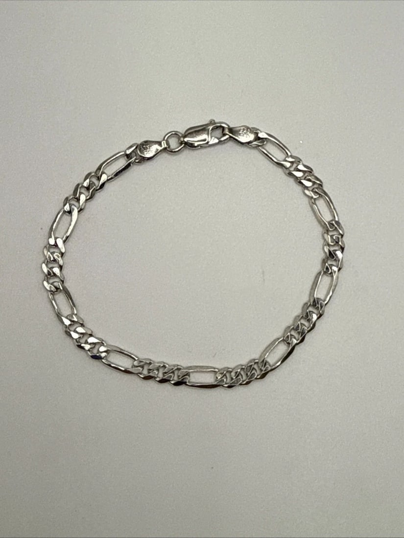 STERLING SILVER 7" FIGARO BRACELET 5.6 GRAMS: STERLING SILVER 7" FIGARO BRACELET 5.6 GRAMS This Sterling Silver 7" Figaro Bracelet is a sleek and stylish piece of jewelry weighing 5.6 grams. Made from high-quality 925 sterling silver with a class