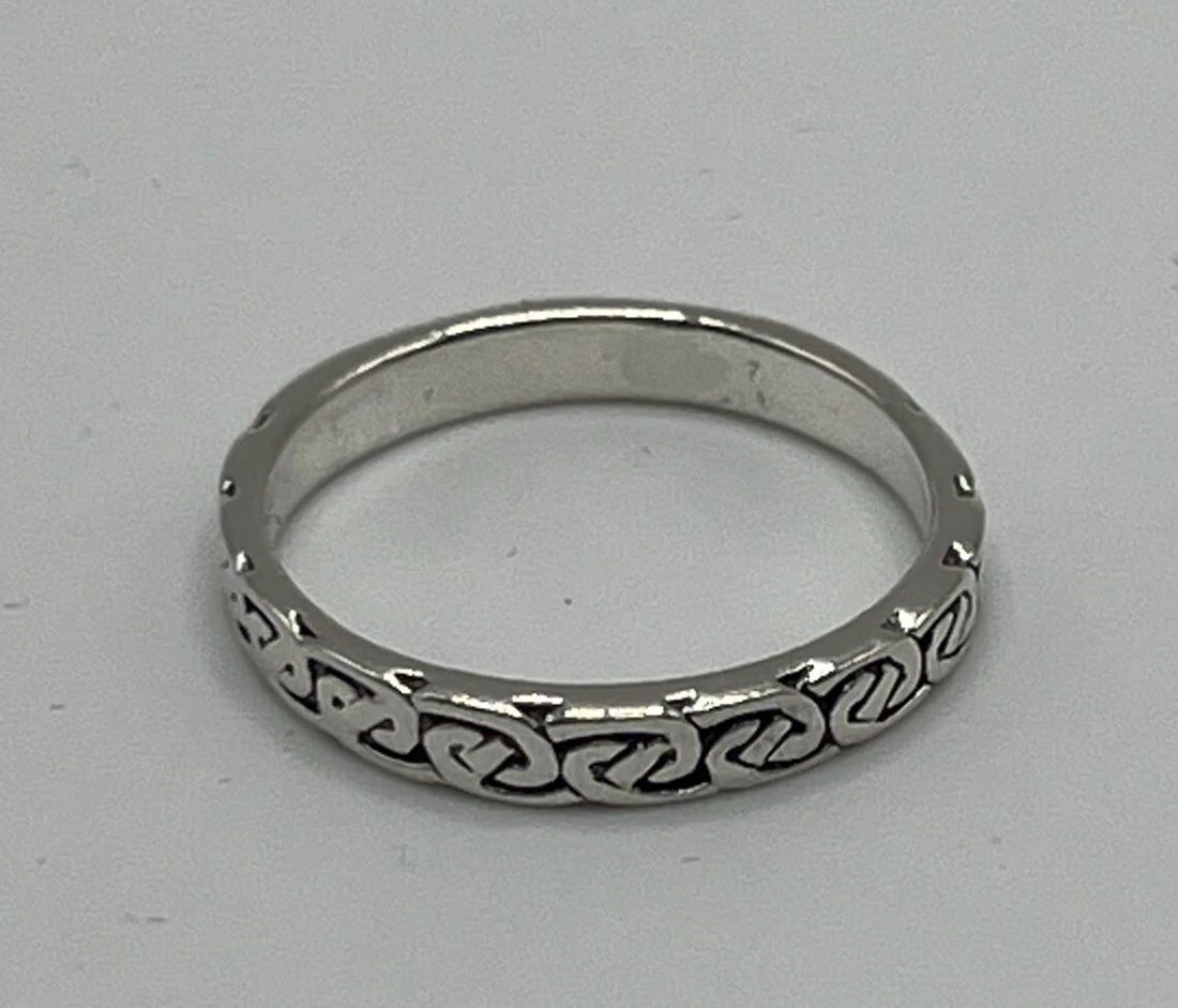 STERLING SILVER ETCHED BAND RING SIZE 6: STERLING SILVER ETCHED BAND RING SIZE 6 STERLING SILVER ETCHED BAND RING SIZE 6 This beautiful ring is crafted from high quality sterling silver with an etched design that adds a touch of elegance. Th