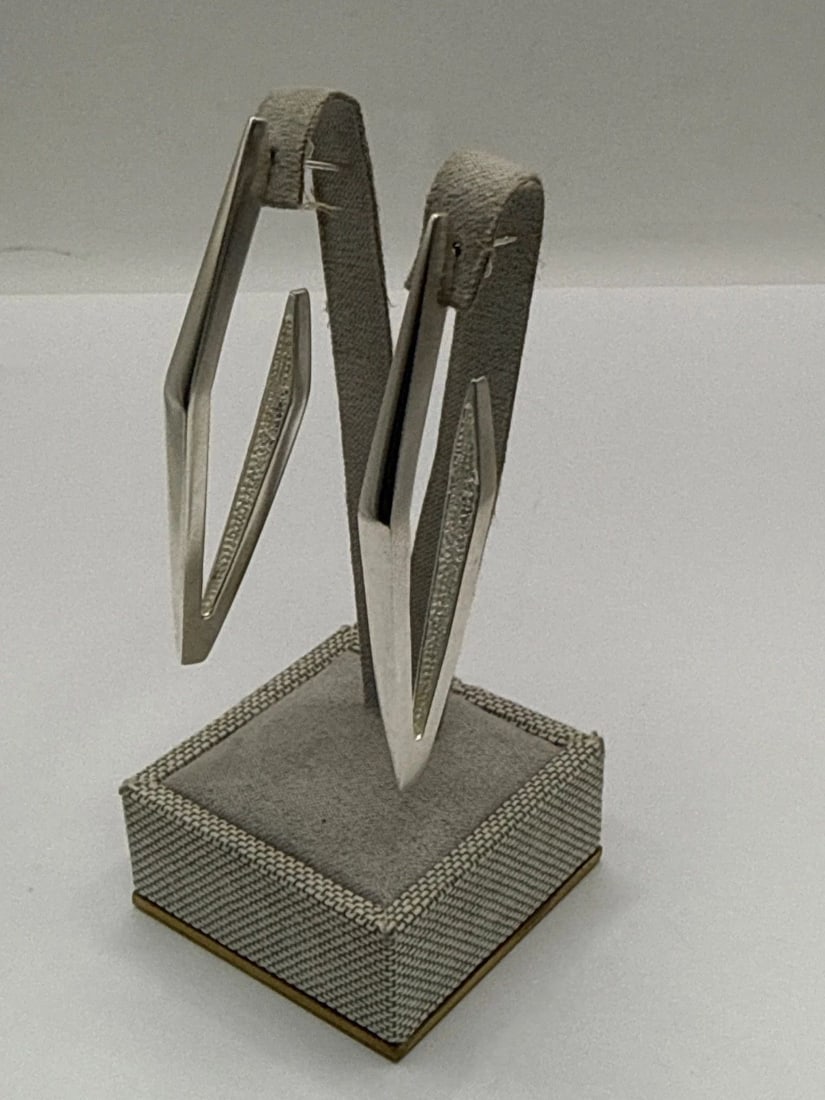 VINTAGE STERLING SILVER POLISHED ELONGATED "V" DESIGN EARRINGS (1 of 2)