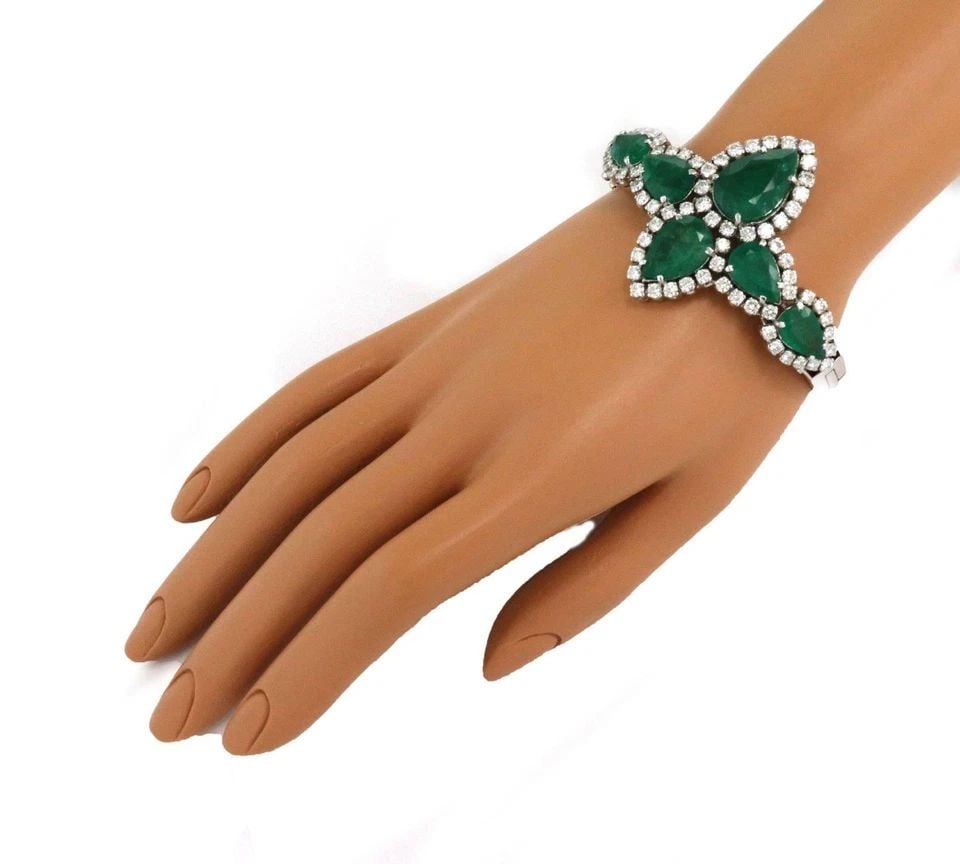 ESTATE 26 CARATS DIAMOND EMERALD 18K WHITE GOLD FLORAL BRACELET LIQUIDATION: ESTATE 26 CARATS DIAMOND EMERALD 18K WHITE GOLD FLORAL BRACELET Estate 26 Carats Diamond Emerald 18k White Gold Floral Bracelet Description This magnificent Estate bracelet is crafted from 18k white g