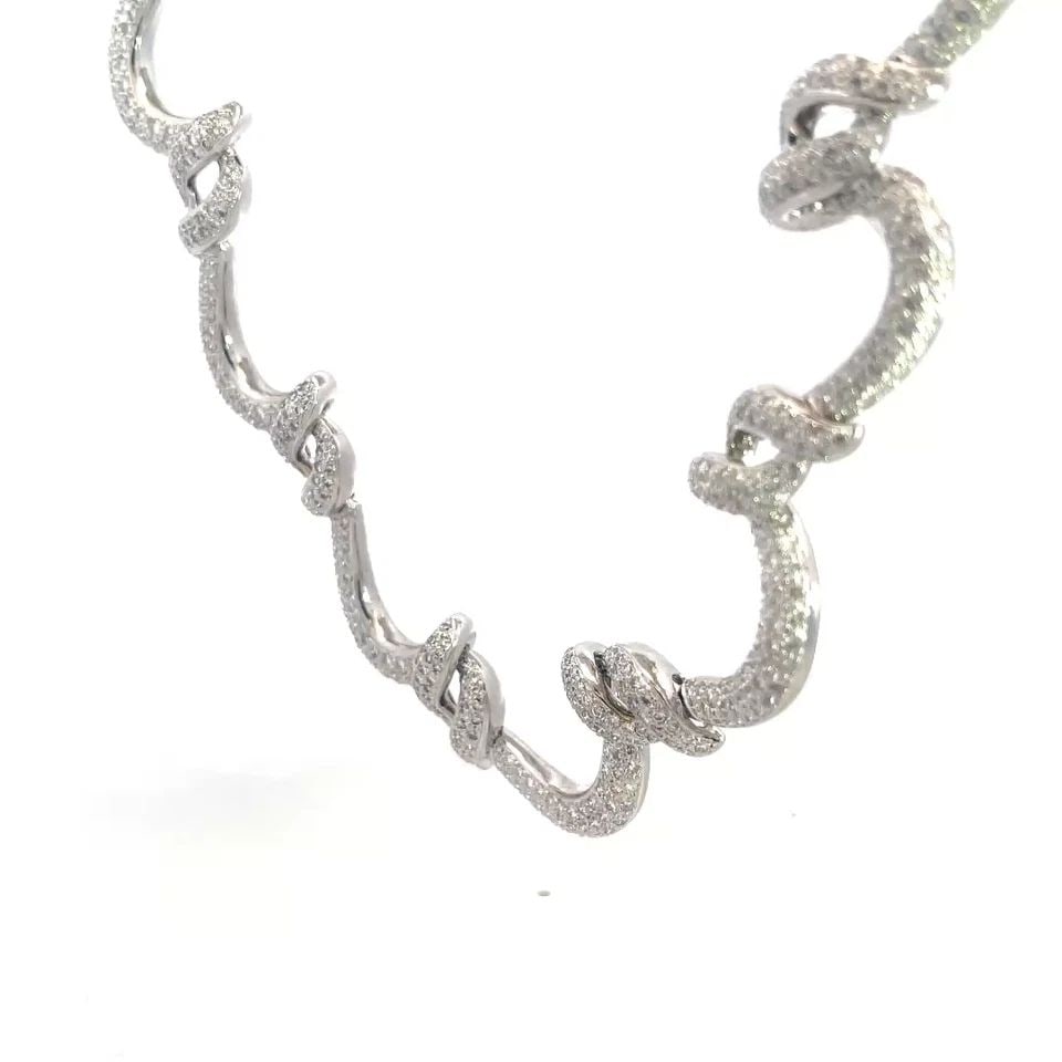 DIAMOND GOLD COLLAR NECKLACE 11 CARATS 18K WHITE FULL CIRCLE CURLED LINKS: DIAMOND GOLD COLLAR NECKLACE 11 CARATS 18K WHITE FULL CIRCLE CURLED LINKS This is an absolutely stunning collar necklace, it is crafted from 18k white gold with a polished finish featuring a full circ