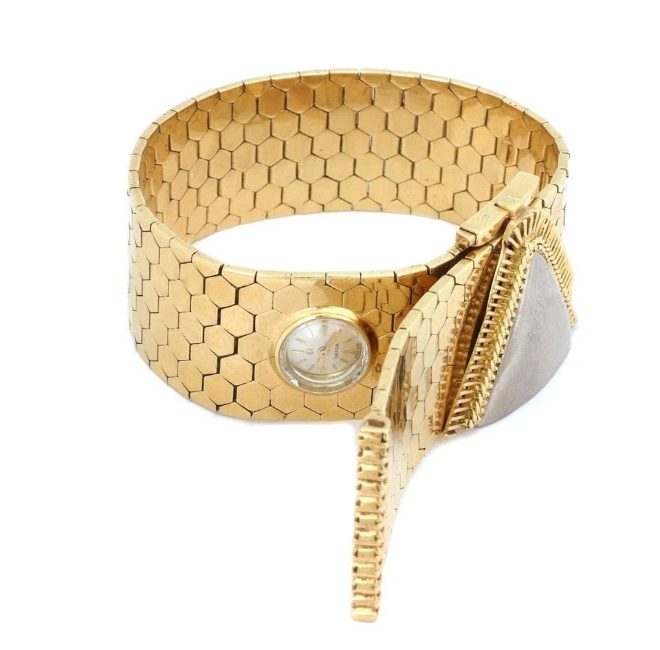 VINTAGE WIDE BELT BRACELET 18K GOLD OMEGA HAND WIND HIDDEN WATCH: VINTAGE WIDE BELT BRACELET 18K GOLD OMEGA HAND WIND HIDDEN WATCH Vintage 18k Gold Omega Hand Wind Hidden Watch Wide Belt Bracelet Description This is a gorgeous watch bracelet, the band is wide 18k ye