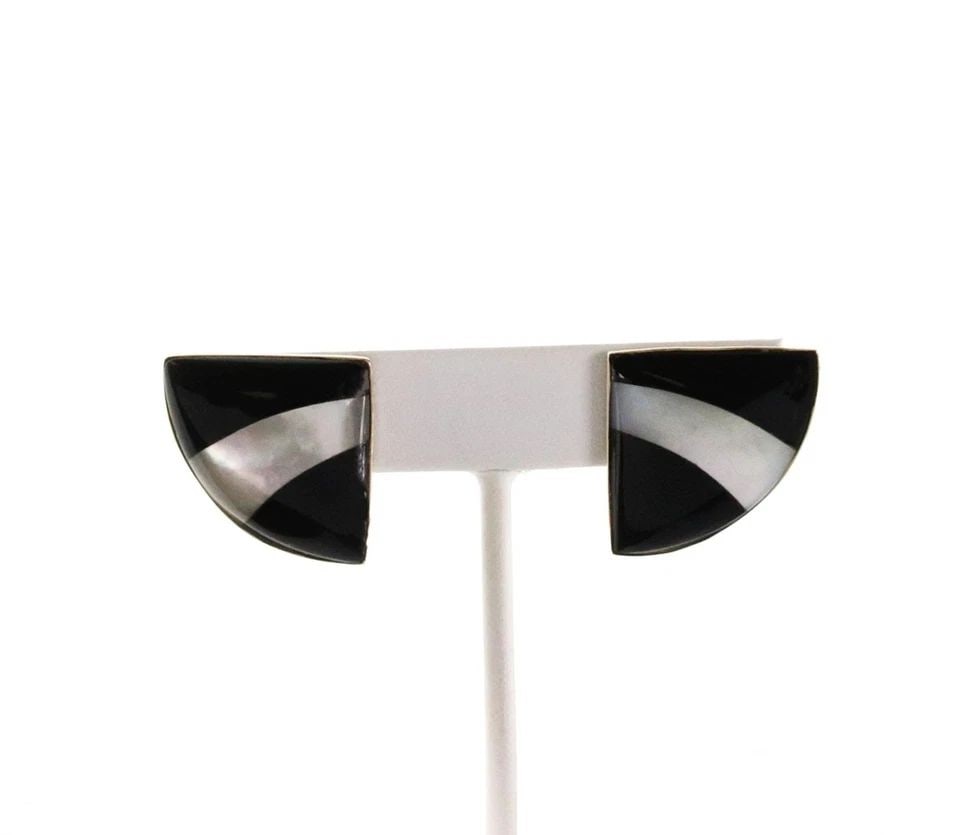 MOTHER OF PEARL & ONYX FAN SHAPE 14K YELLOW GOLD HUGGIE EARRINGS LIQUIDATION: MOTHER OF PEARL & ONYX FAN SHAPE 14K YELLOW GOLD HUGGIE EARRINGS Mother of Pearl & Onyx Fan Shape 14k Yellow Gold Huggie Earrings Description This lovely pair of earrings are crafted from 14k yellow g