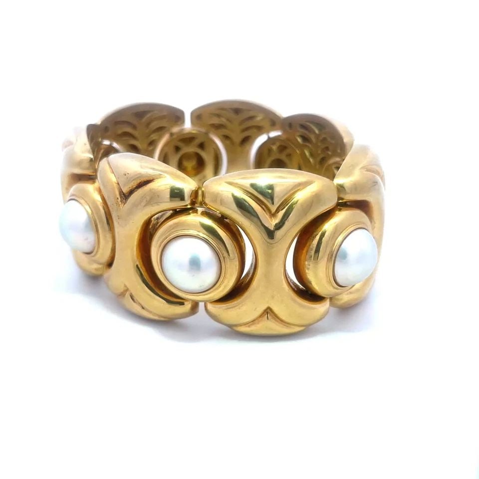 ROBERTO COIN GOLD BRACELET RARE 18K YELLOW MABE PEARL CHUNKY LINKS 137G: This RARE vintage bracelet is by the luxury Italian designer Roberto Coin; it features a chunky link gold bracelet with bezel set shimmering Mabe Pearls. Crafted from 18k yellow gold the links showcas