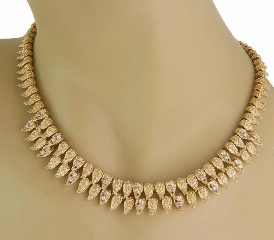 ESTATE 1CT DIAMOND 18K YELLOW GOLD TEXTURED LEAF LINK NECKLACE LIQUIDATION: ESTATE 1CT DIAMOND 18K YELLOW GOLD TEXTURED LEAF LINK NECKLACE Estate 1ct Diamond 18k Yellow Gold Textured Leaf Link Necklace Description This beautiful Estate necklace is crafted from 18k yellow gold
