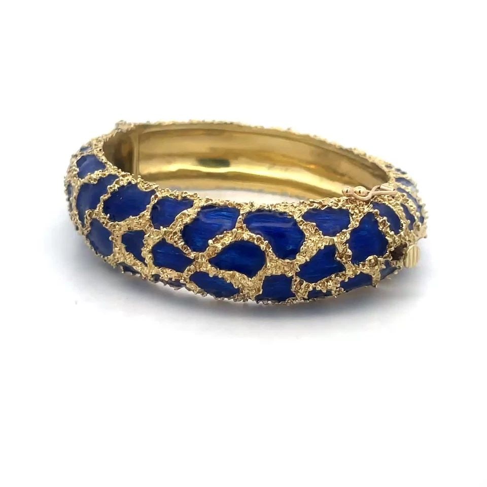 ENAMEL GOLD DOME BANGLE 16-17K YELLOW FANCY TEXTURED STYLE OVAL: ENAMEL GOLD DOME BANGLE 16-17K YELLOW FANCY TEXTURED STYLE OVAL Elevate your style with this lovely bangle, it is a stunning piece of vintage jewelry featuring an oval shape hinged dome band with a sl
