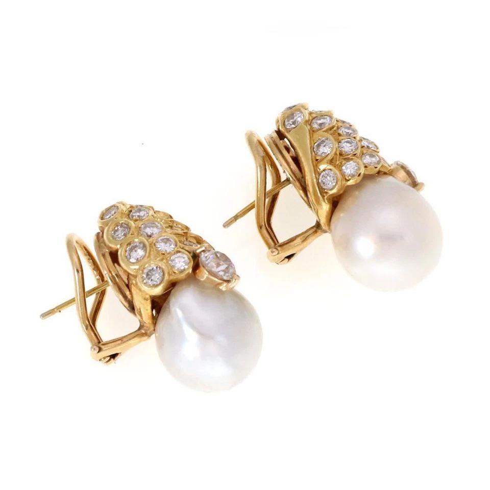 DIAMOND SOUTH SEA PEARLS EARRINGS 18K GOLD HUGGIE MUSHROOM STYLE: DIAMOND SOUTH SEA PEARLS EARRINGS 18K GOLD HUGGIE MUSHROOM STYLE Vintage Diamond South Sea Pearls 18k Gold Huggie Earrings Description This is a magnificent vintage pair of earrings, they are crafted 