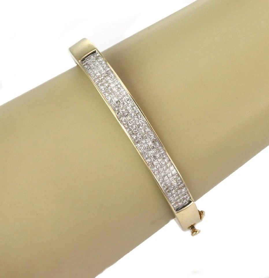 14K DIAMOND PRINCESS CUT YELLOW GOLD BANGLE BRACELET: 14K DIAMOND PRINCESS CUT YELLOW GOLD BANGLE BRACELET Stunning Princess Cut Diamond 14k Yellow Gold Bangle Bracelet Description This is a gorgeous bangle bracelet, crafted from 14k yellow gold with a p
