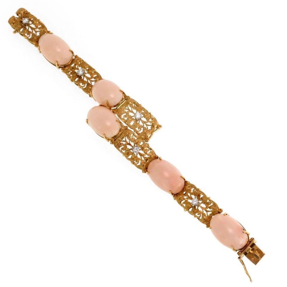 CORAL & DIAMONDS BRACELET 18K YELLOW GOLD FLORAL LINK ESTATE: CORAL & DIAMONDS BRACELET 18K YELLOW GOLD FLORAL LINK ESTATE Vintage Coral & Diamonds 18k Yellow Gold Floral Link Bracelet Description This is a gorgeous vintage bracelet, it is crafted from 18k yello