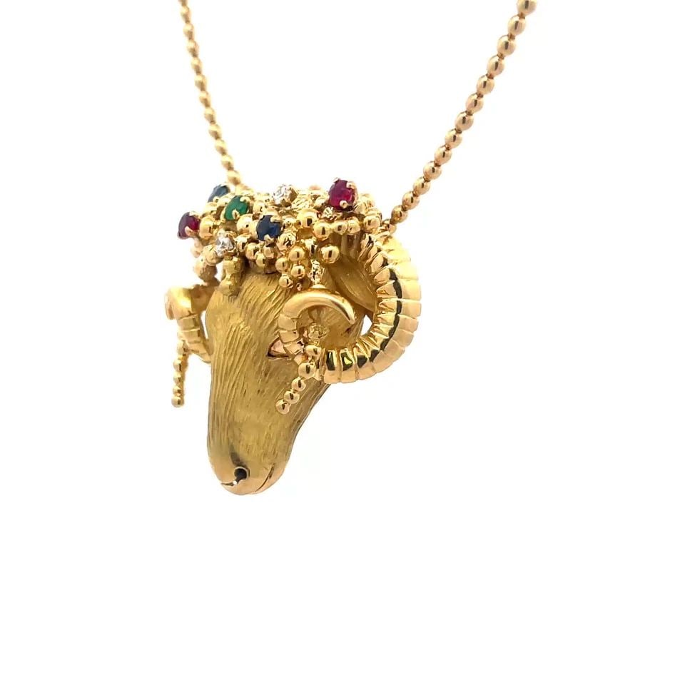 6938 DIAMOND GOLD 3D RAM HEAD PENDANT GEMSTONE 18K YELLOW BEAD CHAIN NECKLACE: 6938 DIAMOND GOLD 3D RAM HEAD PENDANT GEMSTONE 18K YELLOW BEAD CHAIN NECKLACE This is a stunning pendant and chain 18k gold necklace. It features a detailed sculpted ram's head with it long curled hor
