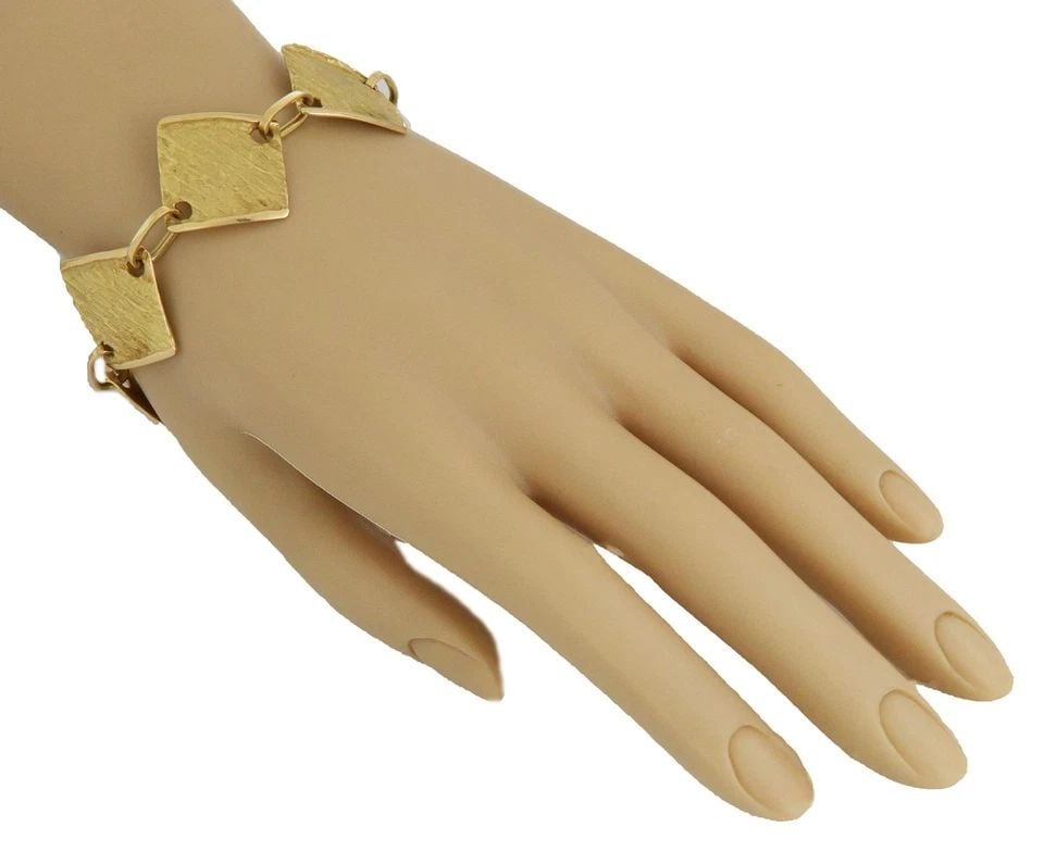 4214TEXTURED 18K YELLOW GOLD 5 RHOMBUS LINK 27.5MM WIDE BRACELET LIQUIDATION: 4214TEXTURED 18K YELLOW GOLD 5 RHOMBUS LINK 27.5MM WIDE BRACELET 4214Textured 18k Yellow Gold 5 Rhombus Link 27.5mm Wide Bracelet Description This is a fashionable bracelet,crafted from 18k yellow gol