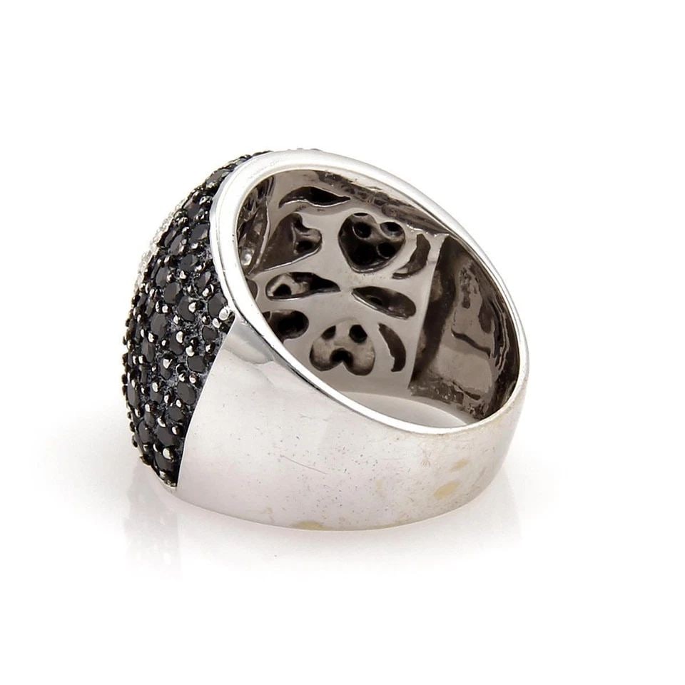 18K WHITE GOLD BLACK & WHITE DIAMOND WIDE HEART DOME RING: 18K WHITE GOLD BLACK & WHITE DIAMOND WIDE HEART DOME RING Black & White Diamond 18k Gold Wide Heart Dome Ring Description A lovely Estate wide dome band ring, well crafted from 18k white gold, the fro