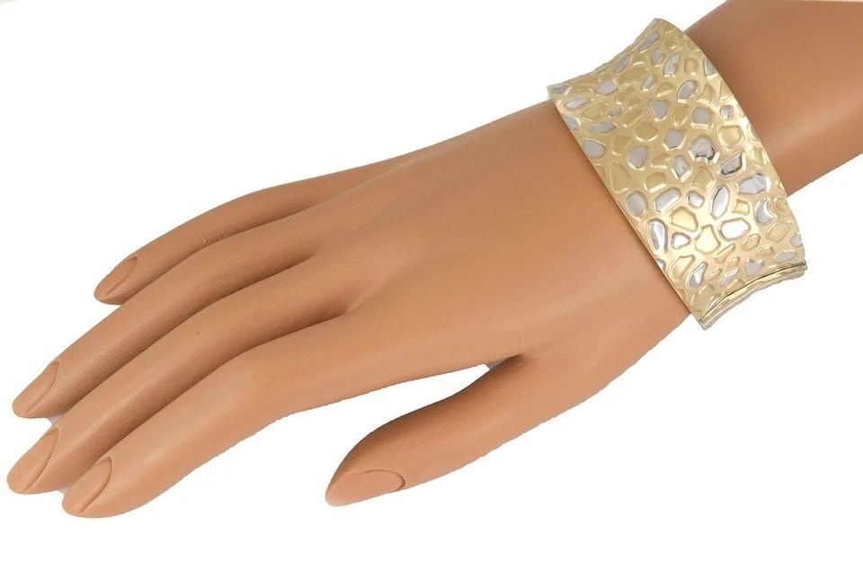 14K TWO TONE GOLD WIDE CONCAVE PEBBLE STYLE BRACELET: 14K TWO TONE GOLD WIDE CONCAVE PEBBLE STYLE BRACELET 14k Two Tone Gold Wide Concave Pebble Style Bracelet Description This contemporary style bracelet is crafted from 14k yellow and white gold featuri