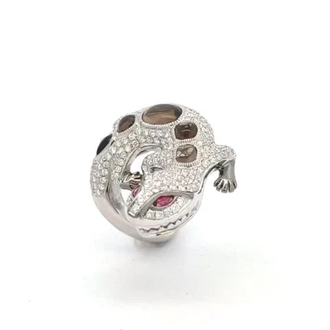 GORGEOUS DIAMOND & GEMS 3D 18K WHITE GOLD LIZARD RING SIZE 6.25: GORGEOUS DIAMOND & GEMS 3D 18K WHITE GOLD LIZARD RING SIZE 6.25 This is an adorable, crafted ring, it features a 3D full figure lizard ring. The piece is well crafted in 18k white gold with a smooth, 