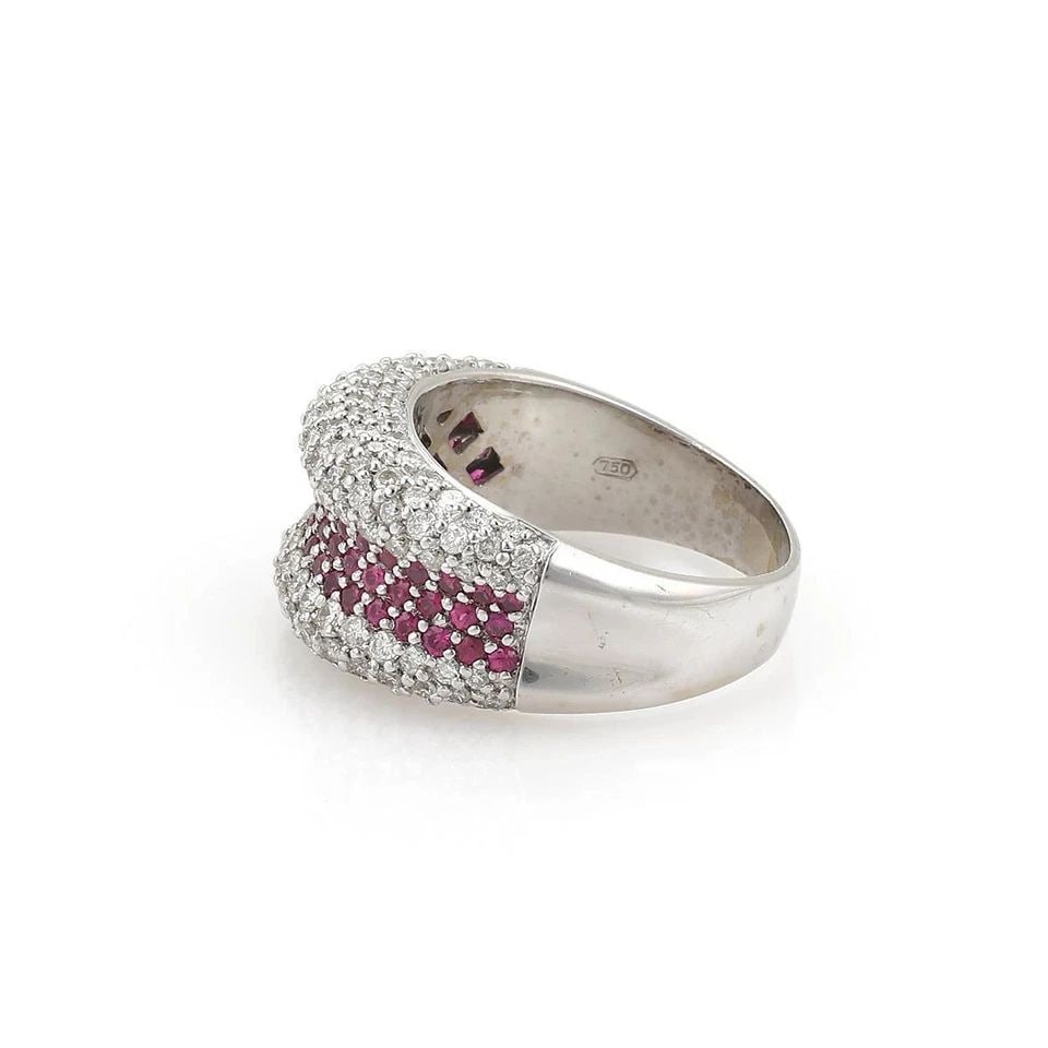 SONIA B RING 4.30CT DIAMOND RUBY 18K GOLD CONCAVE BAND SIZE: 9.5-: SONIA B RING 4.30CT DIAMOND RUBY 18K GOLD CONCAVE BAND SIZE: 9.5- Sonia B 4.30ct Diamond Ruby 18k Gold Concave Band Ring Size: 9.5- Description This elegant authentic band ring is by designer Sonia B.