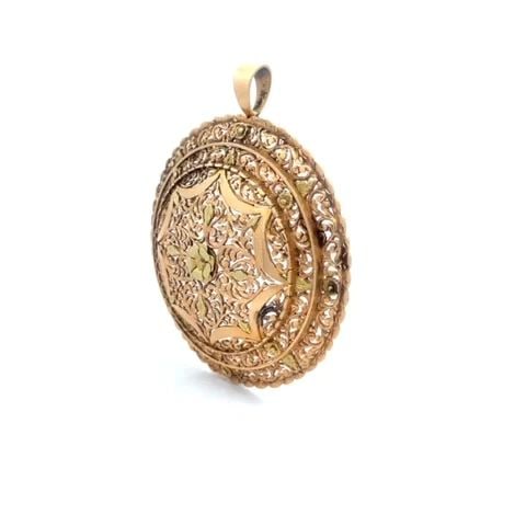 PERUVIAN 18K GOLD FILIGREE PENDANT LARGE ROUND DOME FLORAL DESIGN BROOCH: PERUVIAN 18K GOLD FILIGREE PENDANT LARGE ROUND DOME FLORAL DESIGN BROOCH This large Retro Era pendant/brooch is crafted from 18k yellow gold with green gold accent featuring a 2.20mm diameter. There i